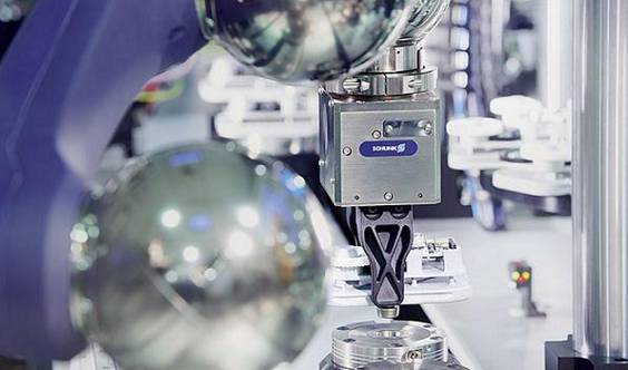 SCHUNK刀具夾持系統(tǒng)對(duì)機(jī)加工行業(yè)產(chǎn)生了前所未有的革命性影響。?模塊化夾持系統(tǒng)借鑒其優(yōu)勢(shì)，它的作用遠(yuǎn)不止于一個(gè)參考基準(zhǔn)，還提供了包括定位、夾持以及接口通用等功能。這種夾持原理如今被認(rèn)為是提高生產(chǎn)效率的最有效的方法之一，廣泛適用于從小型零件到大型零件，從粗加工到裝配應(yīng)用的各種工藝。作為這一技術(shù)的先驅(qū)以及夾持技術(shù)和抓取系統(tǒng)的領(lǐng)導(dǎo)者，SCHUNK始終致力于開(kāi)發(fā)新的應(yīng)用領(lǐng)域，并在它的模塊化系統(tǒng)中新增了適用于直接夾持工件以及微小型零件的專業(yè)標(biāo)準(zhǔn)模塊。