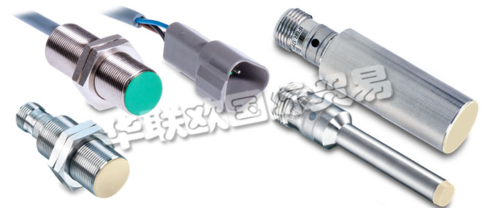 堡盟電感式接近開(kāi)關(guān)屬于非接觸式電子傳感器。電感式傳感器能識(shí)別所有導(dǎo)電金屬目標(biāo)物。振蕩器產(chǎn)生一個(gè)高頻電磁場(chǎng)，電磁場(chǎng)從開(kāi)關(guān)的感應(yīng)面發(fā)出。當(dāng)導(dǎo)電金屬物體進(jìn)入此電磁場(chǎng)時(shí)，金屬內(nèi)部會(huì)感生渦流，使振蕩幅值發(fā)生變化，從而使振蕩器輸出的電壓發(fā)生變化，進(jìn)而導(dǎo)致觸發(fā)器的狀態(tài)變化并改變輸出狀態(tài)。